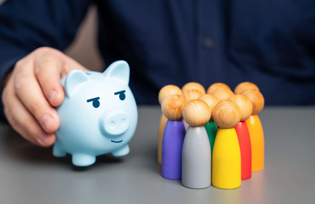 Bild von Sparschwein mit Spielfiguren darum, die gemeinsames Investieren verdeutlichen sollen