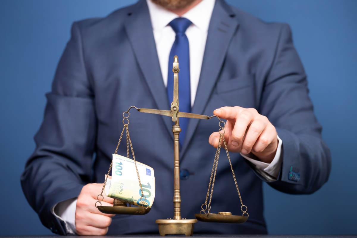 Person an einer Waage, auf der auf beiden Seiten Geld liegt