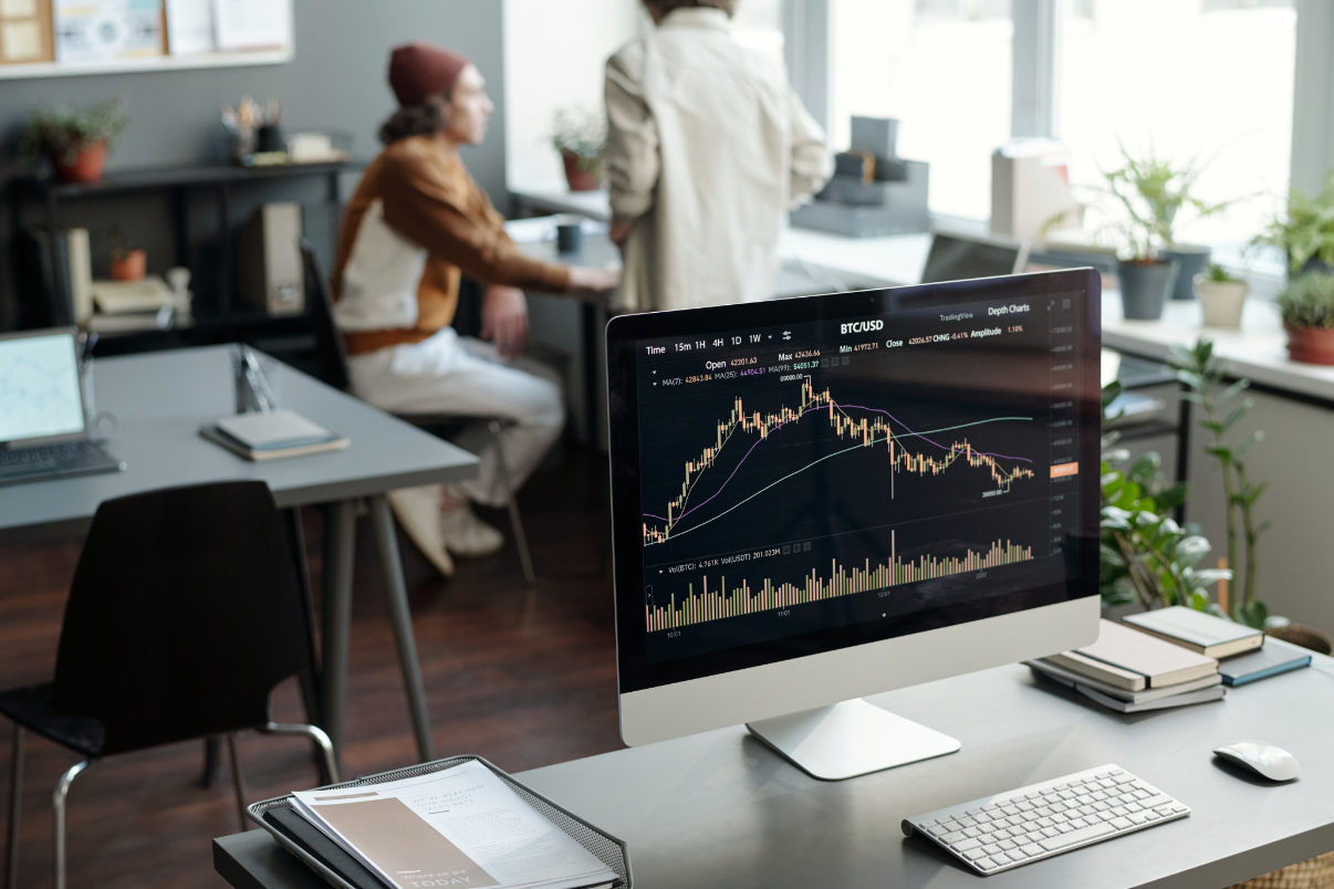 Computer mit Finanzkurs auf dem Monitor