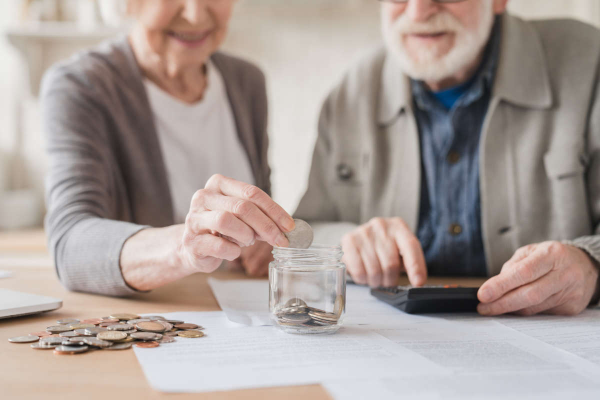 Rentnerpärchen spart für die Rente