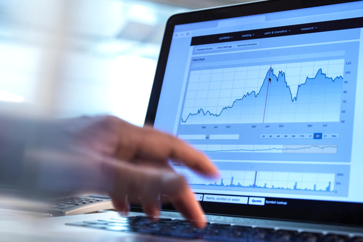 Analyse von Finanztrends am PC-Monitor