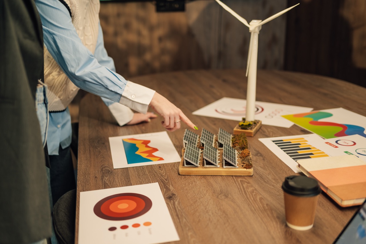 Modelle von Solaranlagen und Windrädern